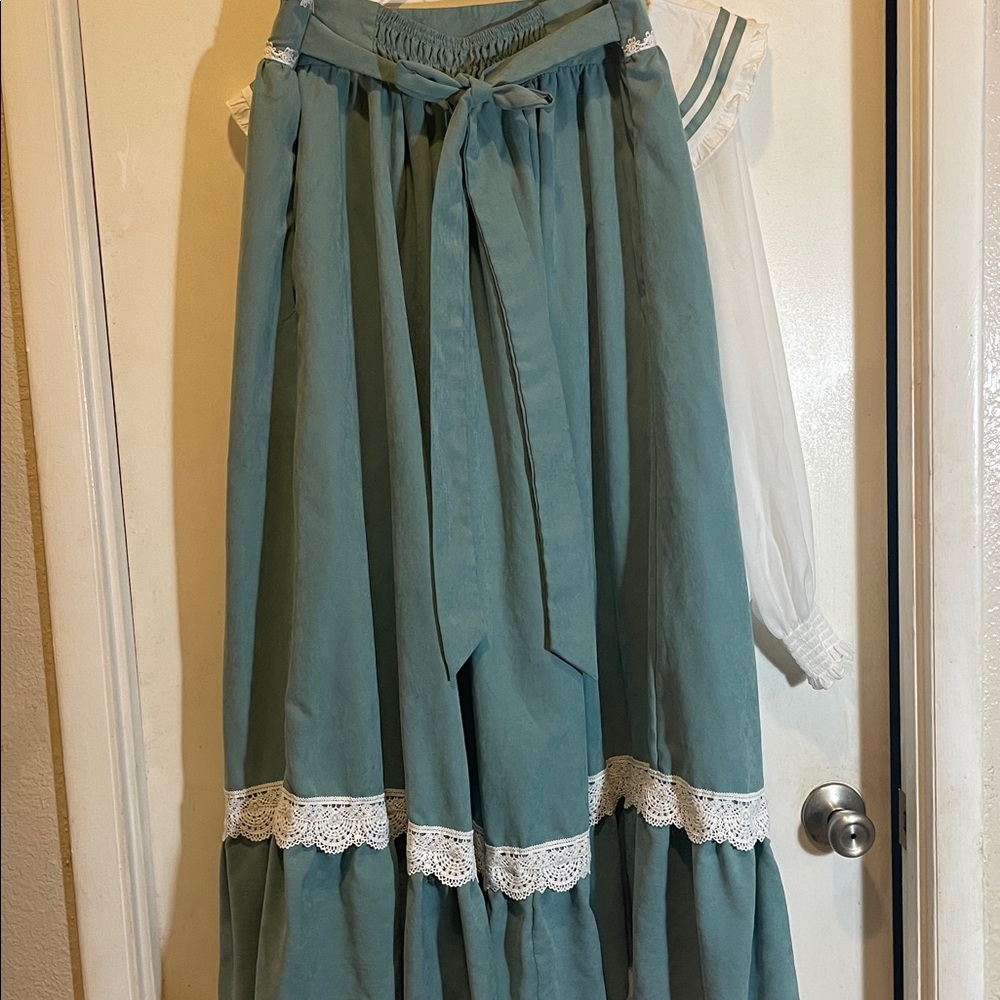 Victorian dress - Picture 6 of 11